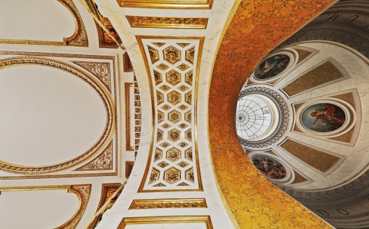 Sklepienie w Pałacu na Wyspie, z lewej strony sufit zdobią dekoracyjne złocenia, z prawej widoczne są zawieszone w kopule wizerunki cnót - Sprawiedliwości, Łaskawości, Odwagi i Roztropności. 