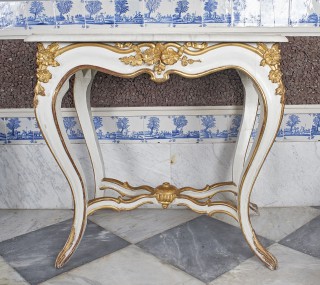 Table decorated with flower motifs with marble top - 1