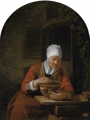 Obraz przedstawiający starszą kobietę siedzącą przy stole i trzymającą na blacie w rękach doniczkę. 
