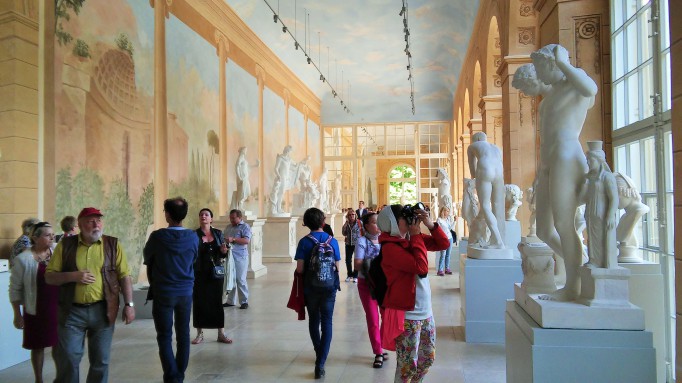 Zwiedzający w Królewskiej Galerii Rzeźby w Starej Oranżerii. 