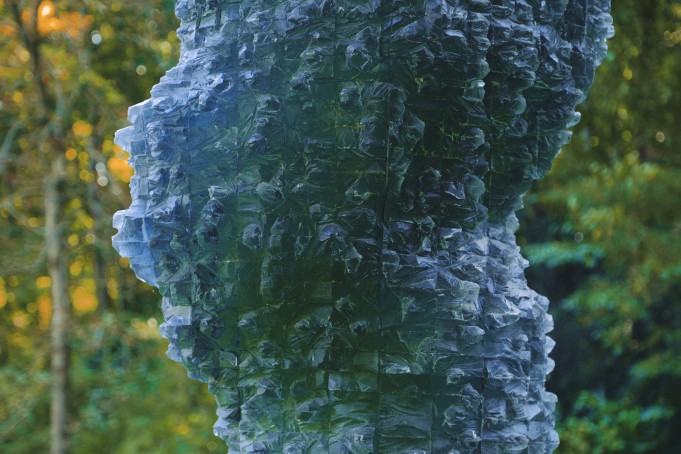 Rzeźba "Elegantka II", wykonana z żywicy poliuretanowej z umieszczonym wewnątrz światłem, stojąca w parku.