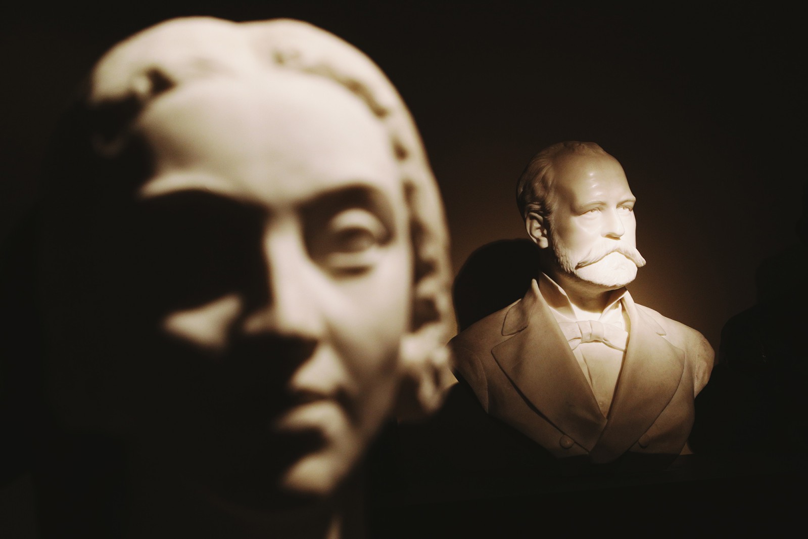 Zdjęcie przedstawiające dwie rzeźby. Z przodu widoczna jest głowa kobiety, z nią znajduje się popiersie mężczyzny.