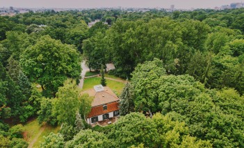 Widok z lotu ptaka na ogrody Łazienek Królewskich. 