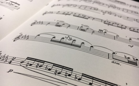 Czarne nuty na biały tle.