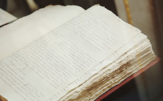 Otwarta stara księga. 