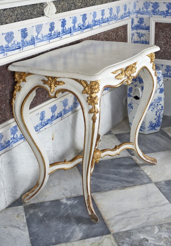 Table decorated with flower motifs with marble top