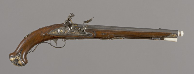 Pistol with flintlock mechanism
