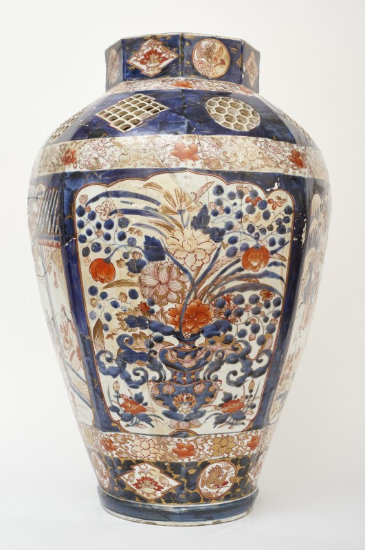 Octagonal vase in the imari type