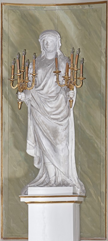 Posąg kobiety za świecznikami I