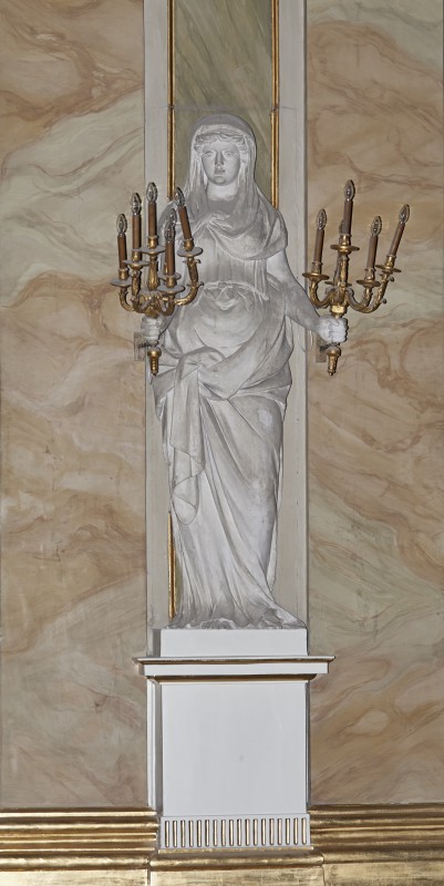 Posąg kobiety ze świecznikami II