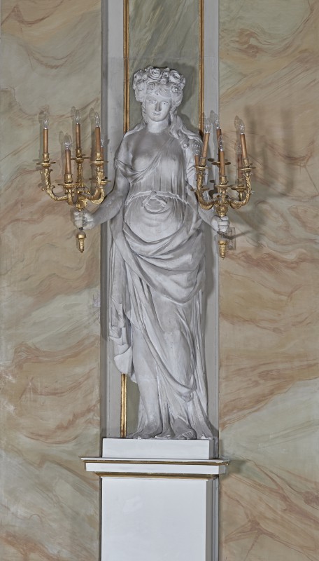 Posąg kobiety ze świecznikami III