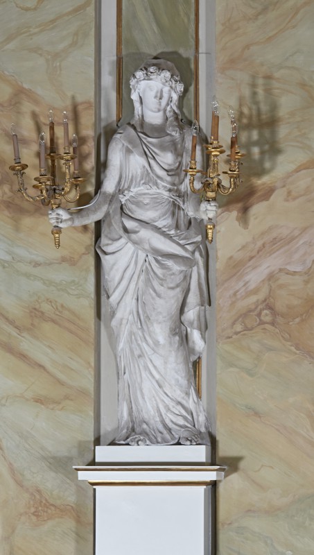 Posąg kobiety ze świecznikami IV