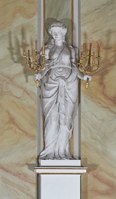 Posąg kobiety ze świecznikami V
