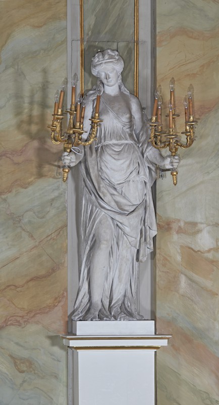 Posąg kobiety ze świecznikami VI