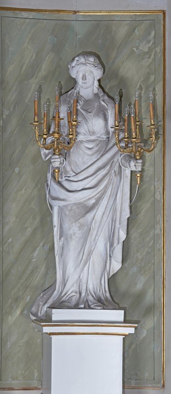 Posąg kobiety ze świecznikami VIII