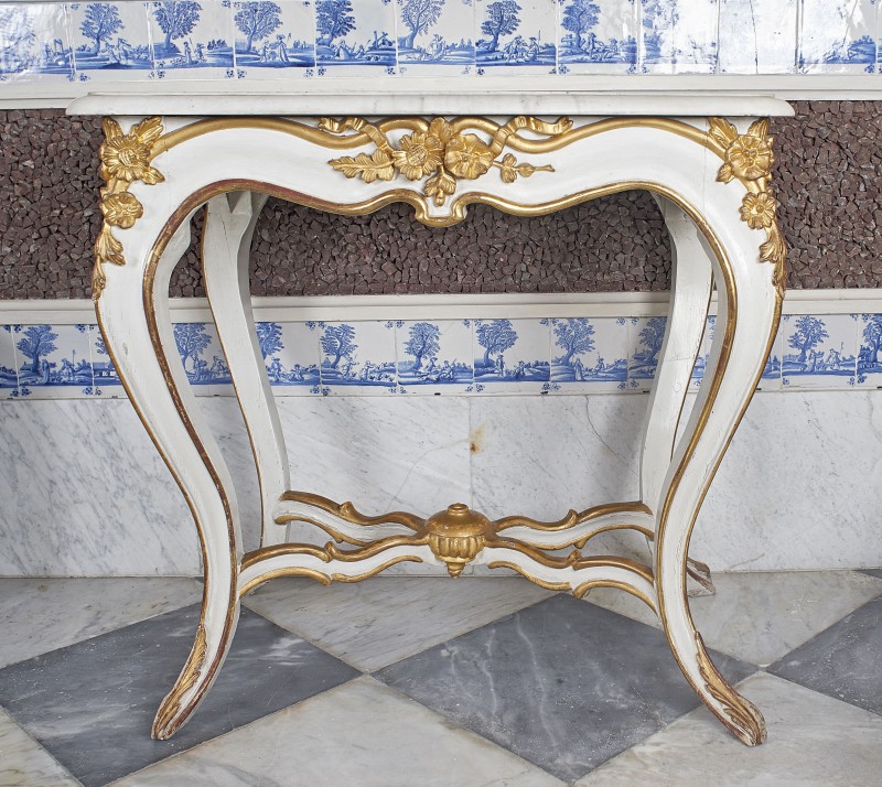 Table decorated with flower motifs with marble top