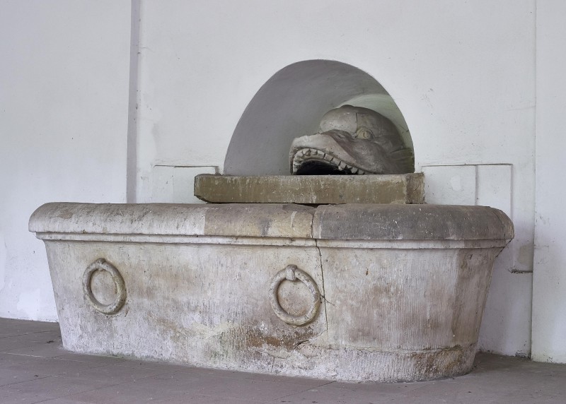 Wodotrysk w formie sarkofagu i z głową delfina