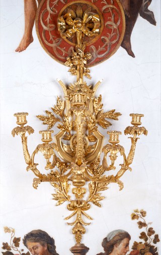 Five-branch applique with motif of a lyre and head of Apollo - 1