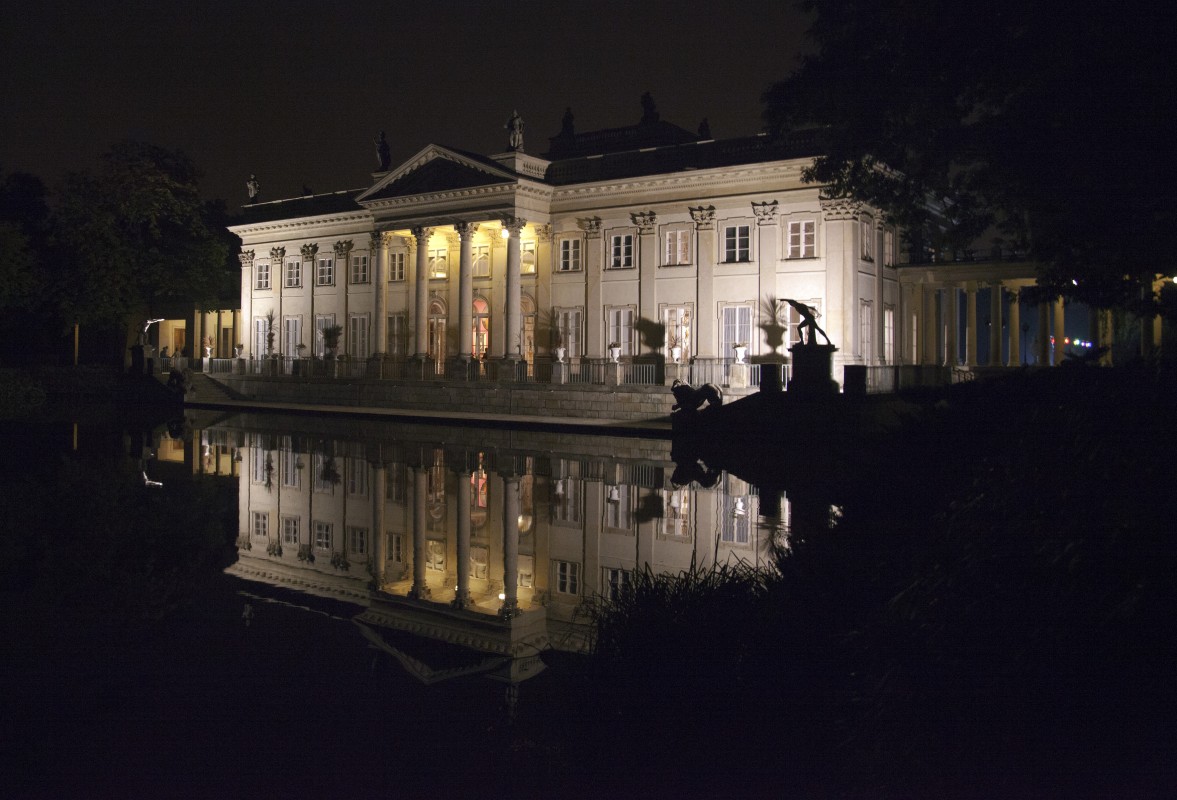 Pałac na Wyspie nocą.