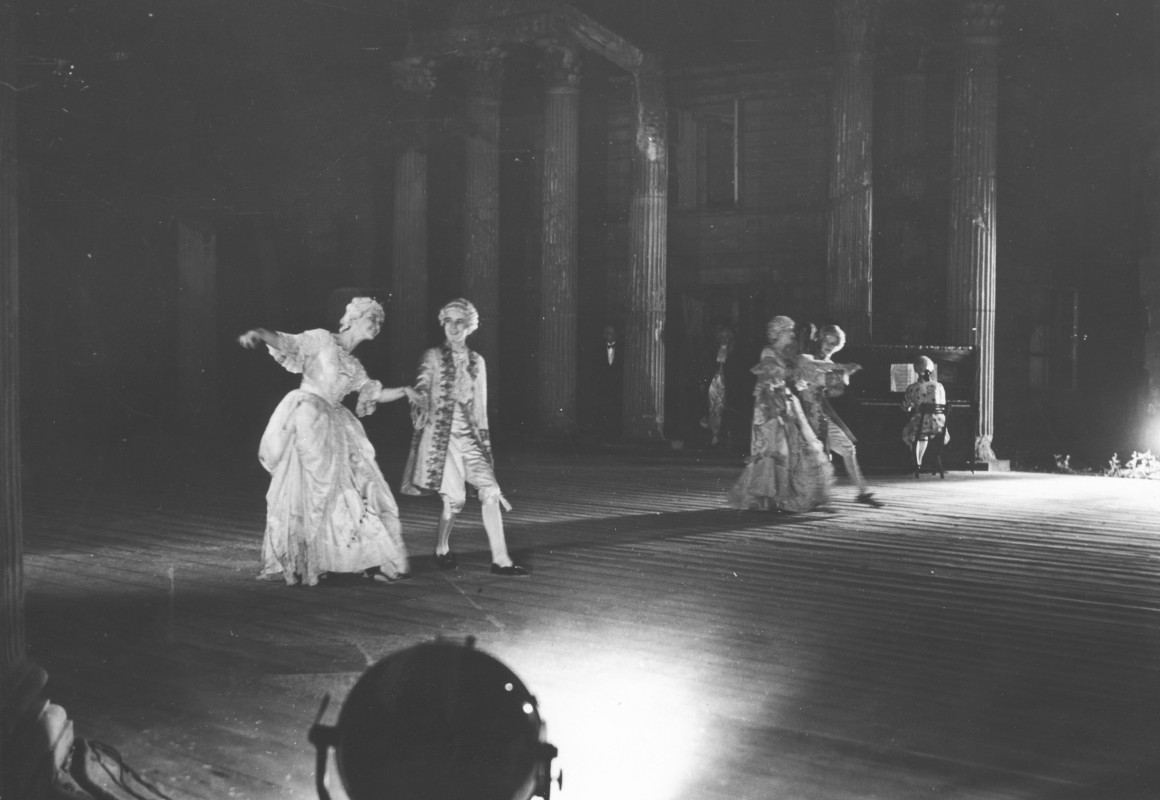 Przedstawienie w Teatrze na Wyspie. Aktorzy podczas tańczenia menueta na scenie. 