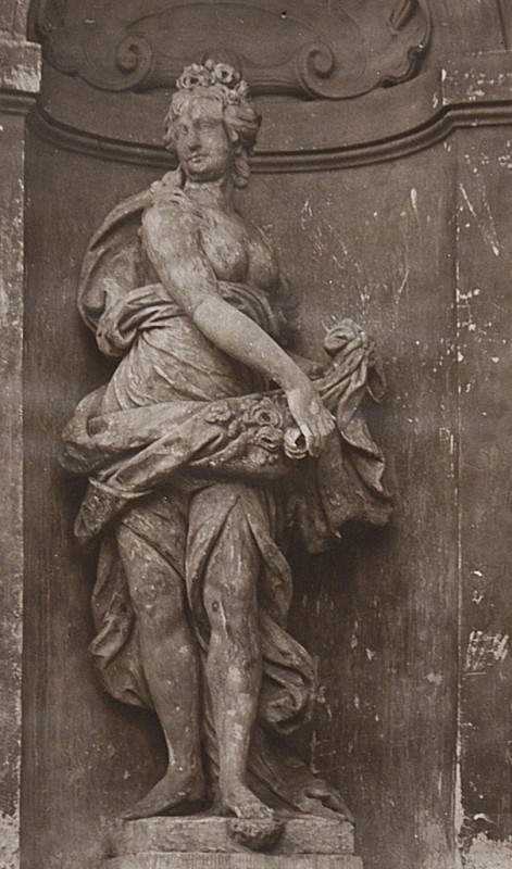 Posąg przedstawiający kobietę.