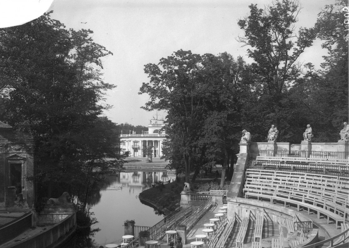 Widok z widowni Amfiteatru na Staw Południowy i Pałac na Wyspie.