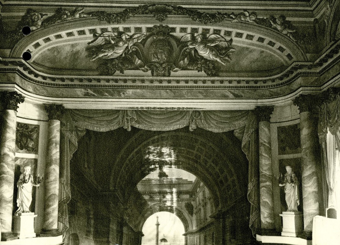 Scena Teatru Królewskiego z kurtyną przedstawiająca Wielka Arkę Admiralicji i plac przed Ermitażem w Petersburgu.