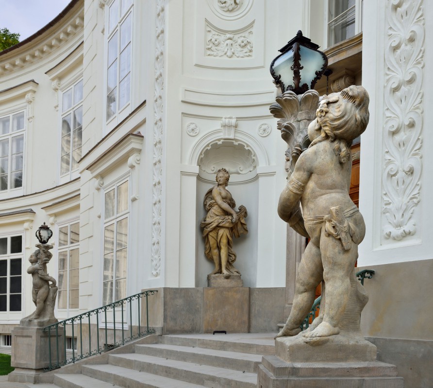 Wejście do Pałacu Myślewickiego, u szczytu schodów po jedniej i drugiej stronie stoją rzeźby.