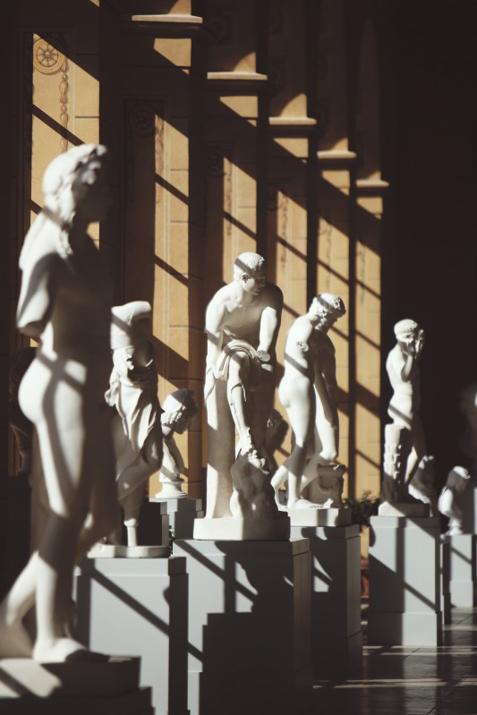 Rzeźby w Królewskiej Galerii Rzeźby, na które pada cień. 