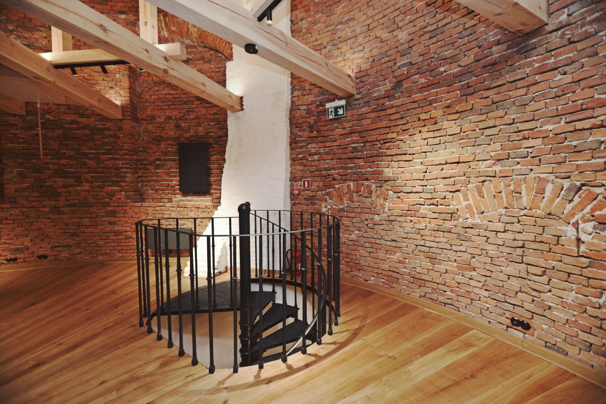 Wnętrze Wodozbioru, na środku pomieszczenia znajdują się schody.