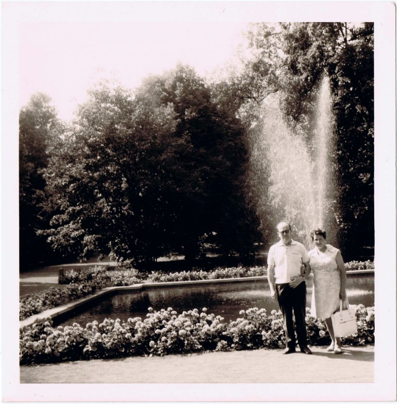 Kobieta i mężczyzna pozują do zdjęcia na tle fontanny. 