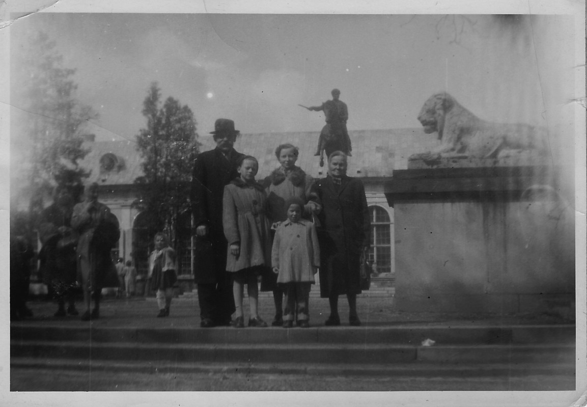 Grupa osób stojąca przed Starą Oranżerią.