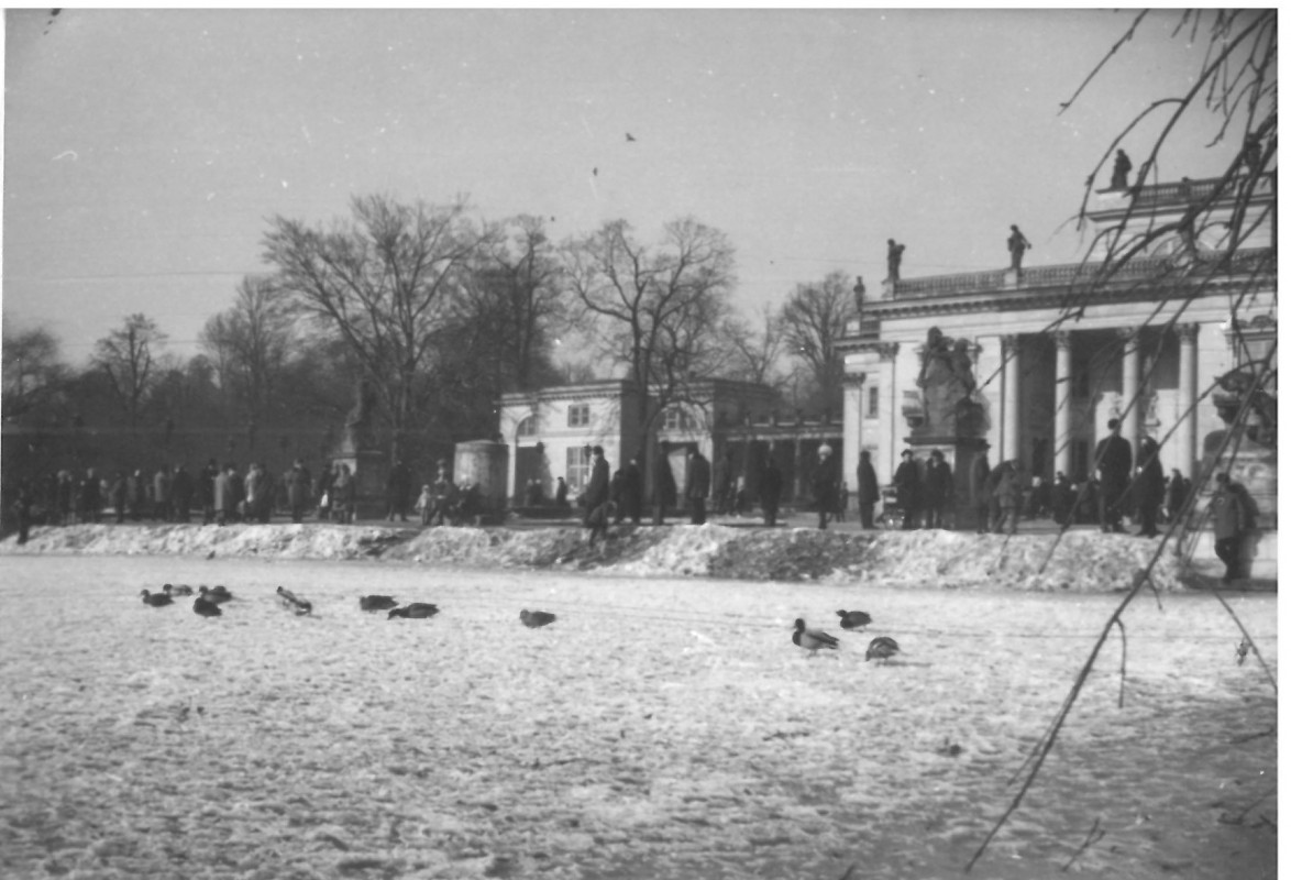 Archiwalne zdjęcie Pałacu na Wyspie zimą.