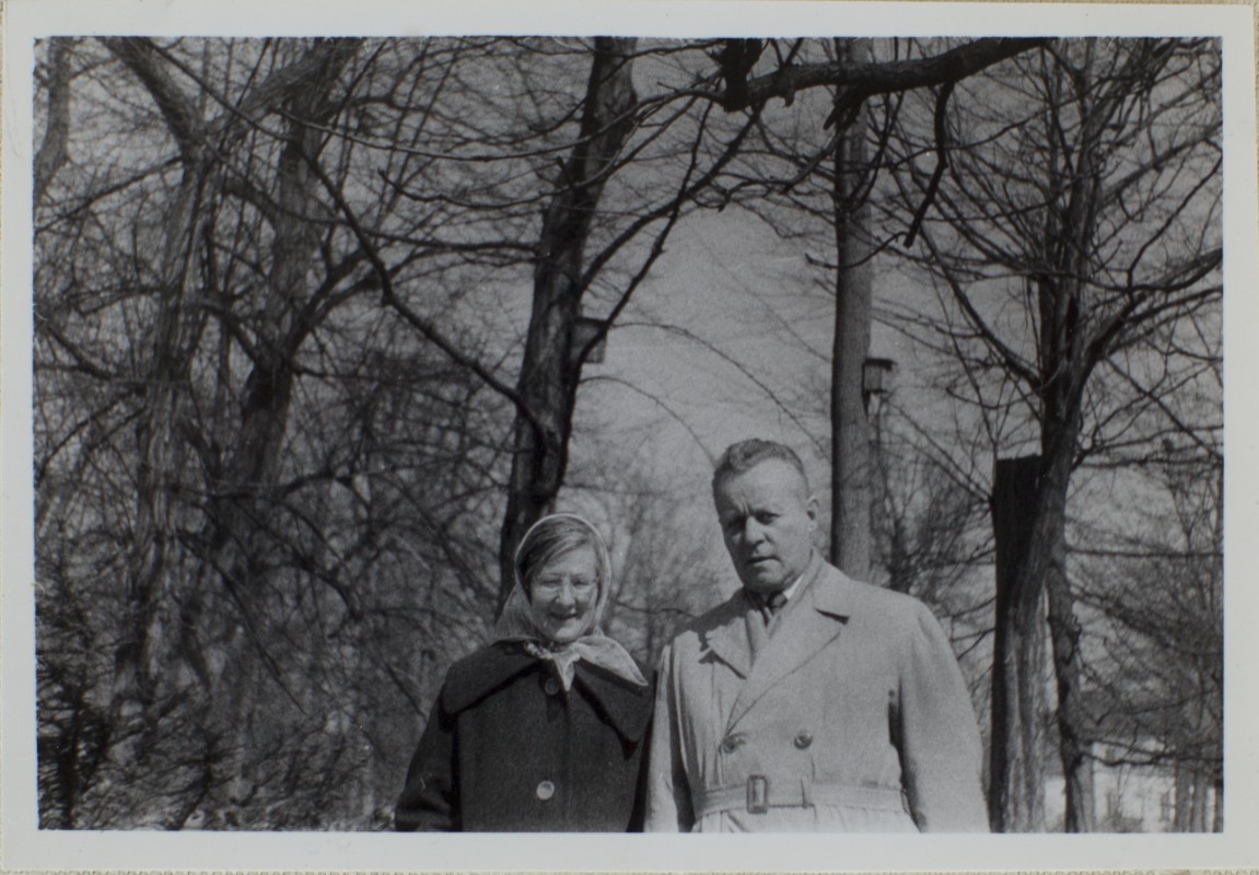 Kobieta i mężczyzna stoją na tle drzew.