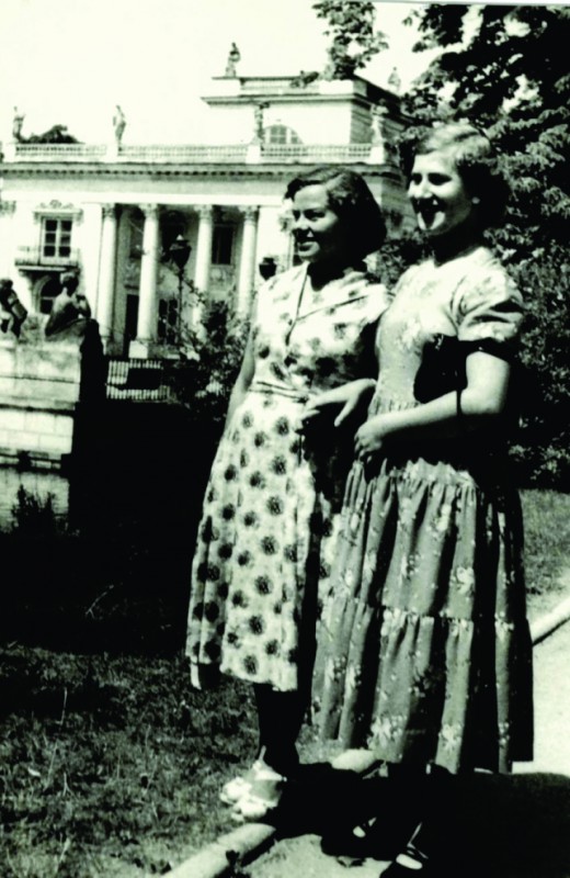 Dwie kobiety stojące przed Pałacem na Wyspie.