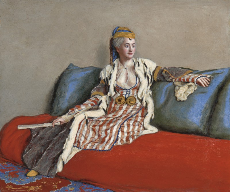 Kobieta w tureckim stroju, z wachlarzem, siedząca na kanapie. 