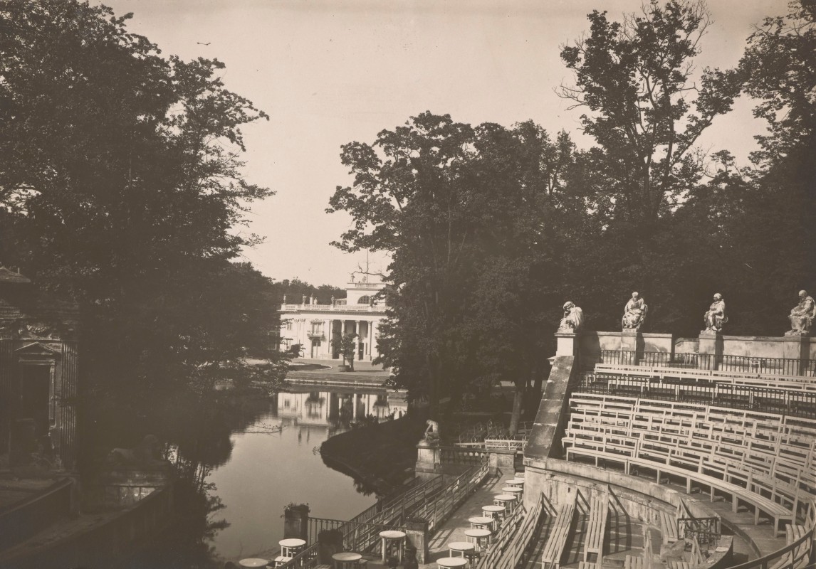 Archiwalne zdjęcia przedstawiające Pałac na Wyspie w otoczeniu drzew i wody, po prawej stronie widać fragment Amfiteatru.