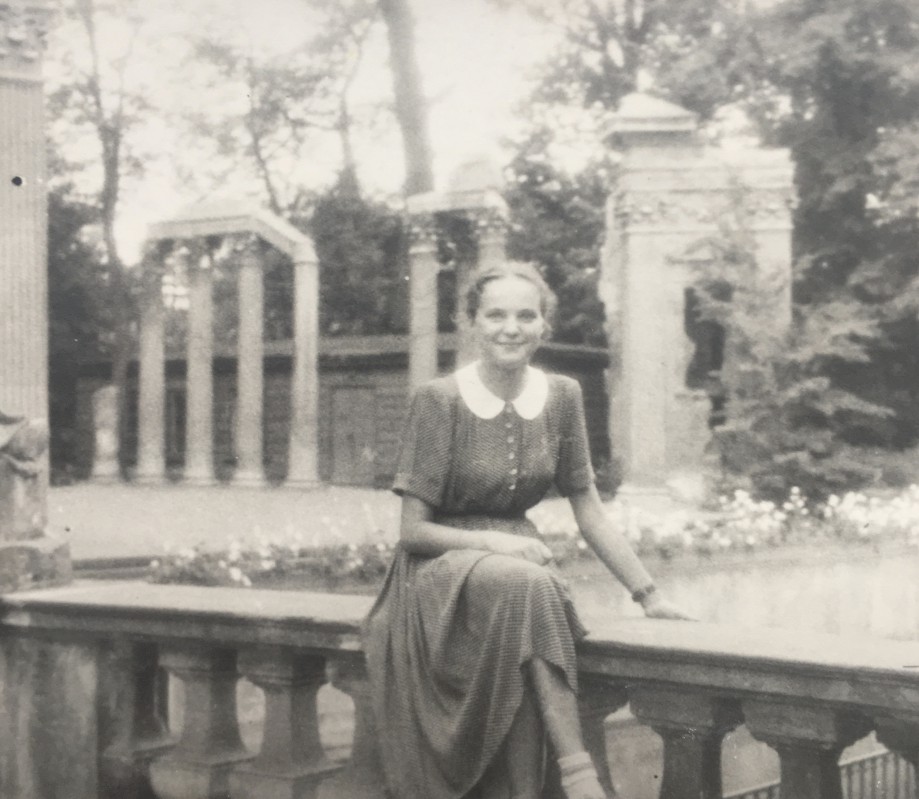 Kobieta siedząca w Amfiteatrze w Łazienkach Królewskich. 