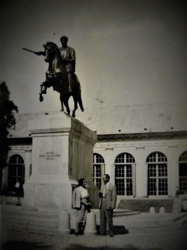 Pomnik przedstawiający jeźdźca na koniu, unoszącego w ręce szablę. Z tyłu za pomnikiem widoczny jest budynek.
