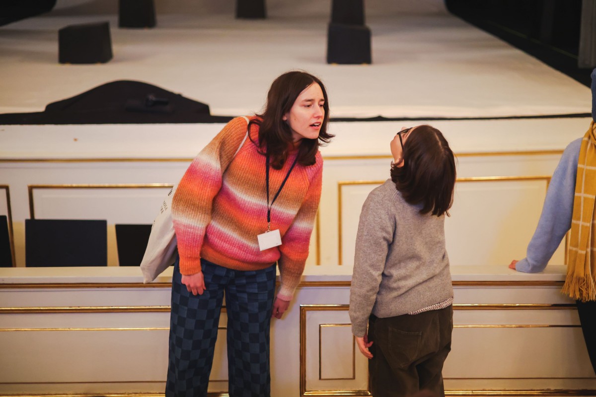 Kobieta i dziecko stoją przy scenie. 