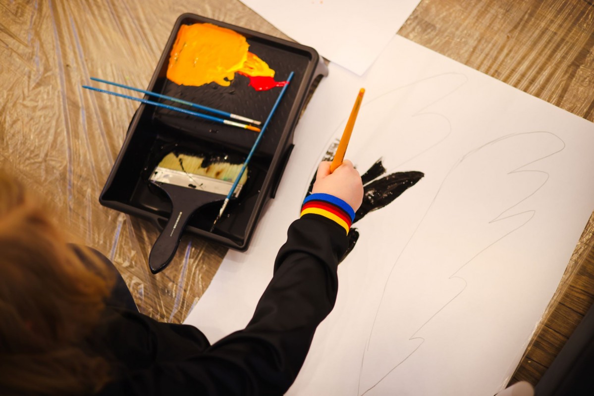 Dziecko maluje obrazek.