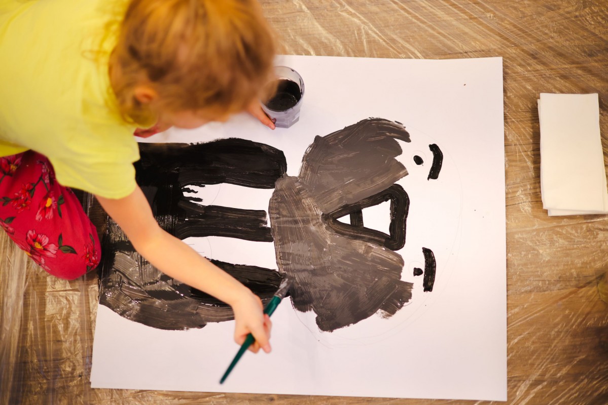 Dziecko maluje obrazek.