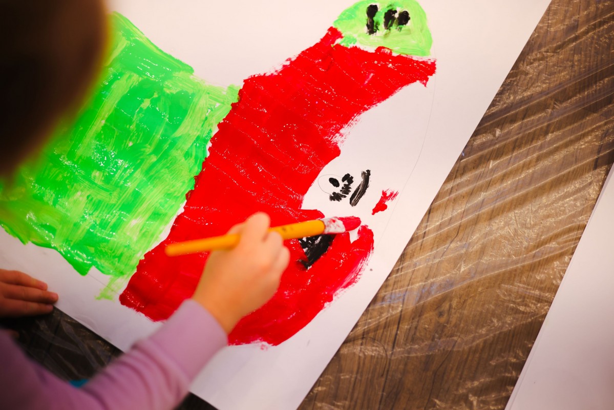 Dziecko maluje obrazek.