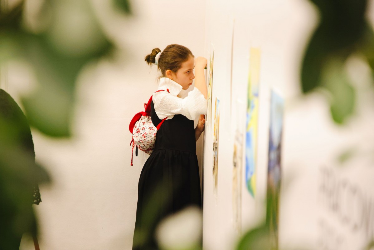 Dziecko maluje obrazek.