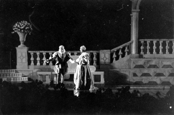 Teatr na Wyspie. Scena ze sztuki, w której występują mężczyzna i kobieta w strojach z epoki.