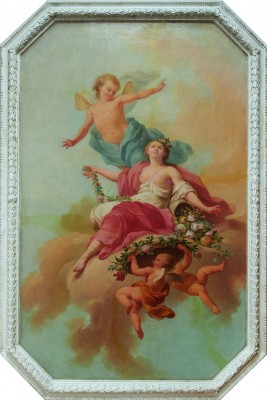 Plafon z wyobrażeniem Zefira i Flory, unoszących się na obłokach, poniżej wieniec z kwiatów i dwa amorki.