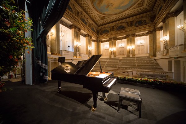 Widok ze sceny na widownię Teatru Królewskiego. Na scenie stoi fortepian.