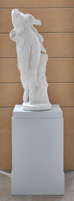 Posąg przedstawiający kobietę bez głowy.