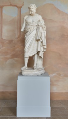 Posąg przedstawiający mężczyznę w antycznych szatach.