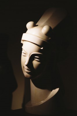 Rzeźba przedstawiająca głowę Egipcjanki. 